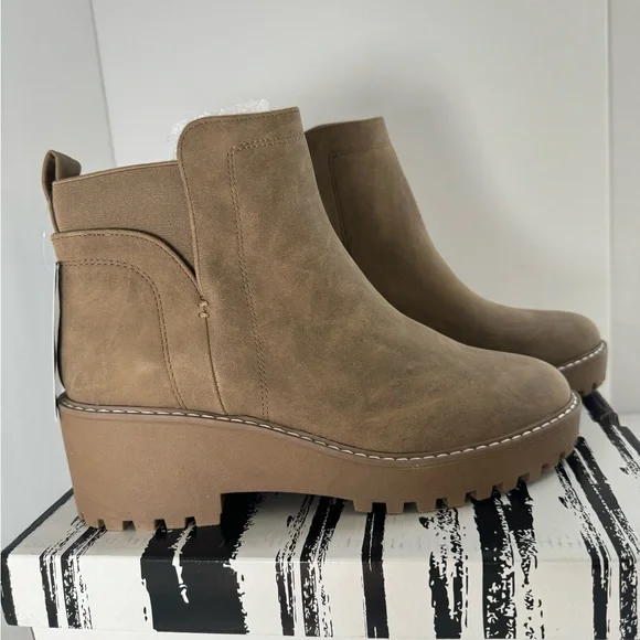 Chelsea boots Rancher by Dolce Vita size 9, *WILL NOT COME W/ BOX. - Picture 5 of 14